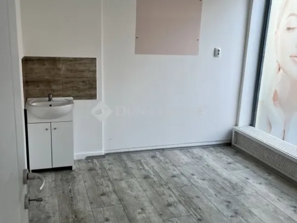 Eladó kereskedelmi és ipari ingatlan Veszprém, Belváros 31 nm