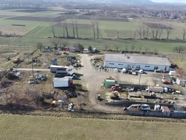 Eladó kereskedelmi és ipari ingatlan Veszprém, Gyulafirátót 800 nm