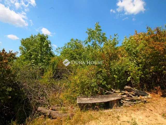 Eladó telek Pécsely 3530 nm