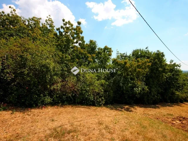 Eladó telek Pécsely 3530 nm