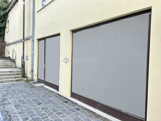 Kiadó kereskedelmi és ipari ingatlan Veszprém, Belváros 31 nm