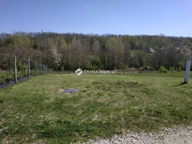 Eladó telek Eplény 800 nm