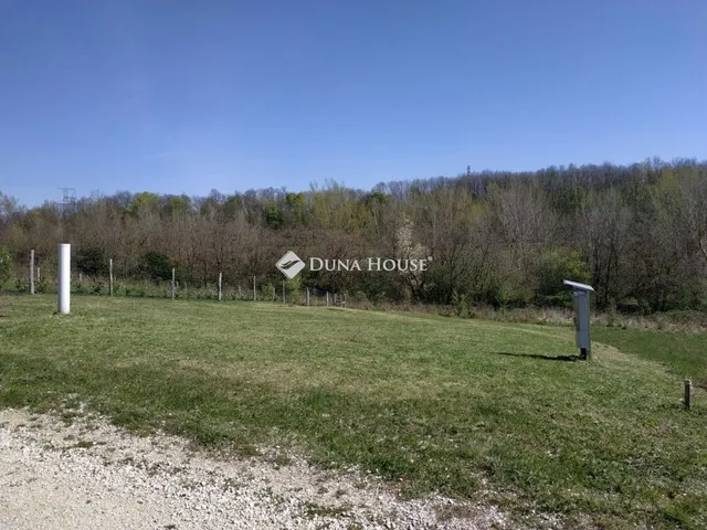 Eladó telek Eplény 800 nm