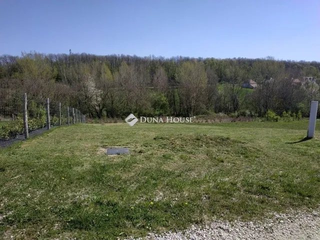 Eladó telek Eplény 800 nm