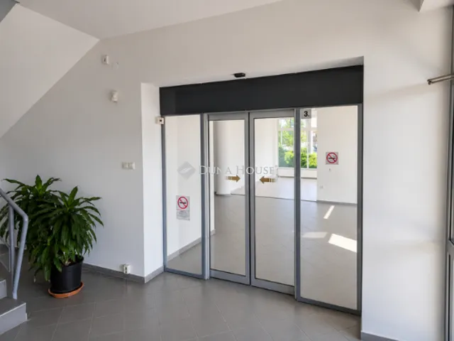 Eladó kereskedelmi és ipari ingatlan Veszprém 440 nm