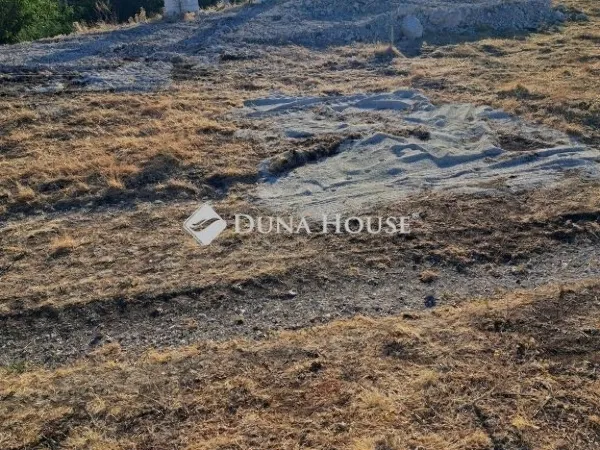 Eladó telek Öskü 861 nm