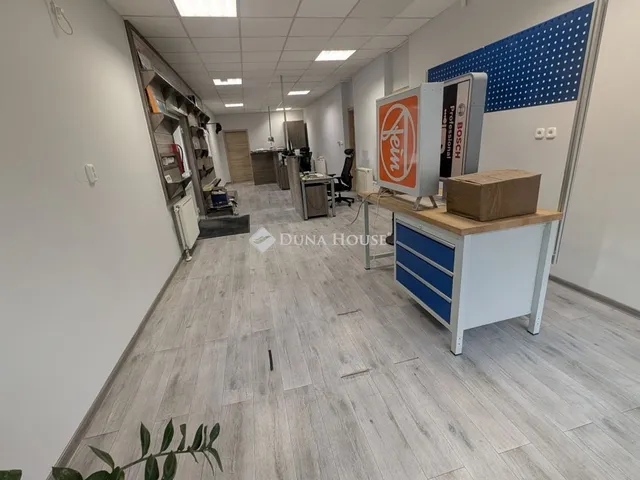 Eladó kereskedelmi és ipari ingatlan Veszprém 120 nm