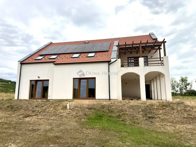 Eladó ház Pécsely 290 nm