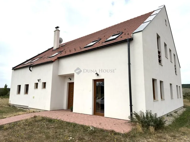 Eladó ház Pécsely 290 nm