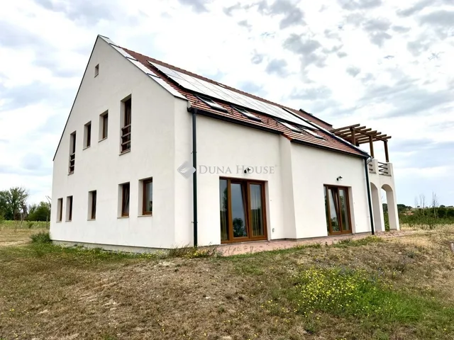 Eladó ház Pécsely 290 nm