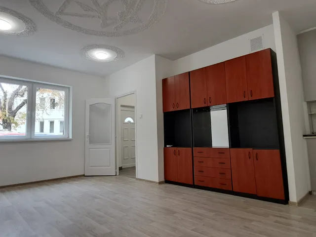 Kiadó kereskedelmi és ipari ingatlan Székesfehérvár, Belváros 30 nm