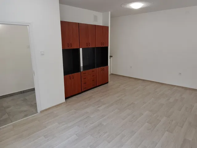 Kiadó kereskedelmi és ipari ingatlan Székesfehérvár, Belváros, Mátyás király krt. 6. 30 nm