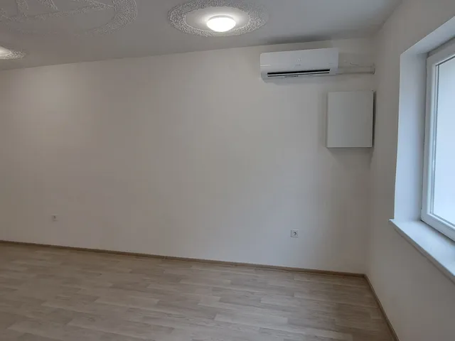 Kiadó kereskedelmi és ipari ingatlan Székesfehérvár, Belváros, Mátyás király krt. 6. 30 nm