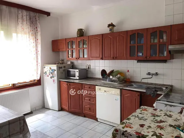 Eladó ház Etes 170 nm