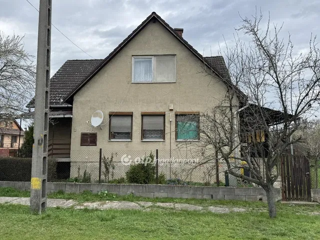 Eladó ház Tiszacsege 239 nm