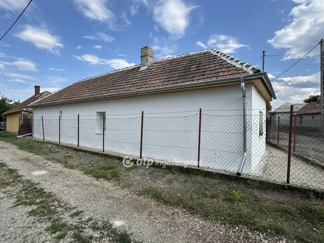 Eladó ház Poroszló 56 nm