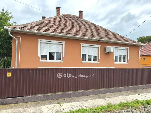 Eladó ház Poroszló 205 nm