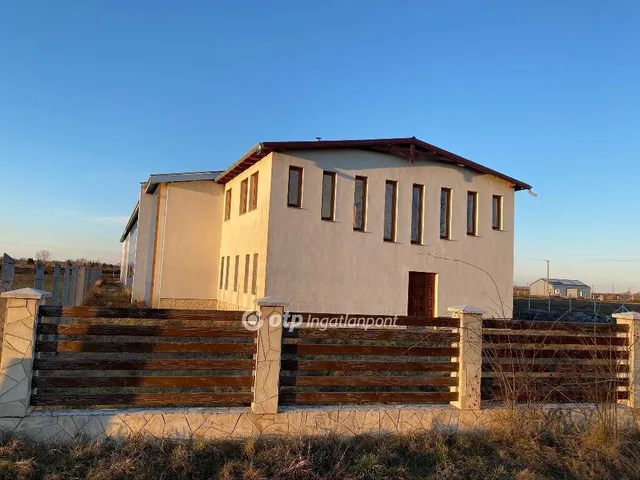 Eladó kereskedelmi és ipari ingatlan Kunhegyes 1200 nm