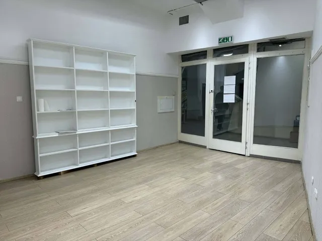 Eladó kereskedelmi és ipari ingatlan Dunaújváros, Belváros 34 nm