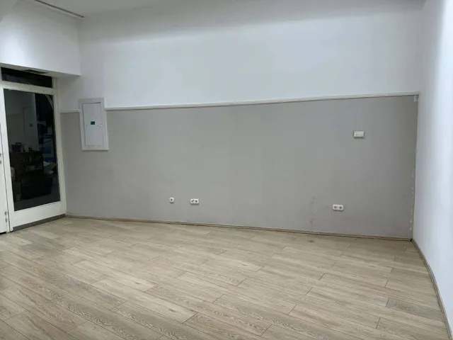Eladó kereskedelmi és ipari ingatlan Dunaújváros, Belváros 34 nm