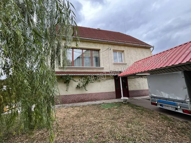 Eladó ház Dunaújváros, Újtelep 250 nm
