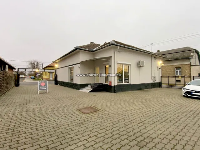 Eladó kereskedelmi és ipari ingatlan Budapest XV. kerület, Rákospalota 190 nm