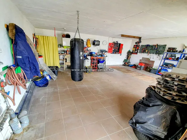 Eladó garázs Budapest III. kerület, Madzsar József utca 36 nm