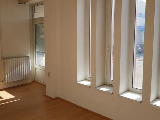 Kiadó kereskedelmi és ipari ingatlan Pécs, Ispitaalja 42 nm