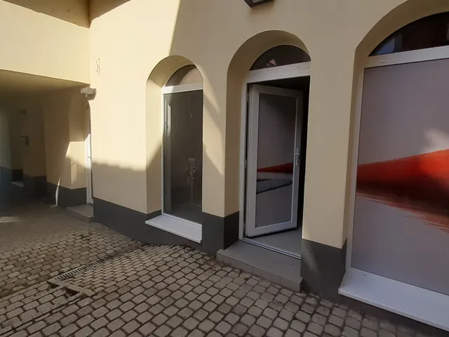 Kiadó kereskedelmi és ipari ingatlan Tata 40 nm