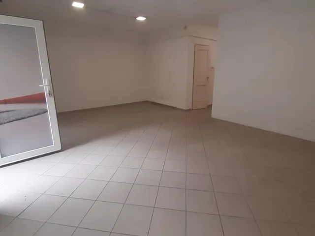 Kiadó kereskedelmi és ipari ingatlan Tata 40 nm