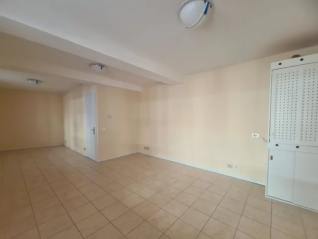 Kiadó kereskedelmi és ipari ingatlan Szentendre, Kossuth Lajos utca 34 nm