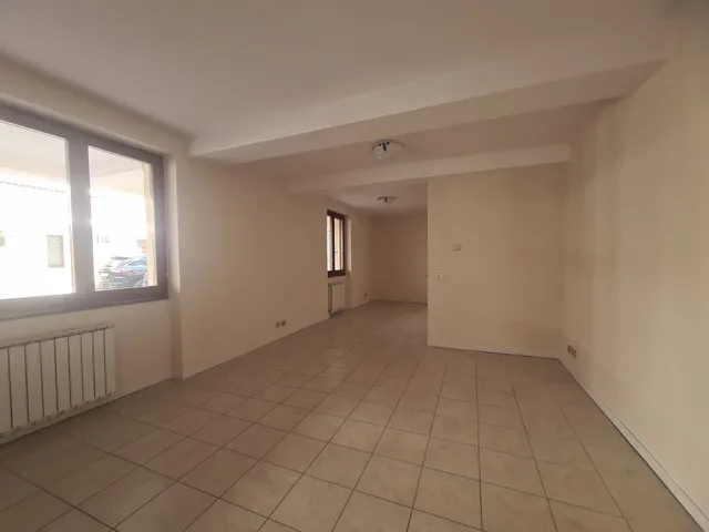 Kiadó kereskedelmi és ipari ingatlan Szentendre, Kossuth Lajos utca 34 nm