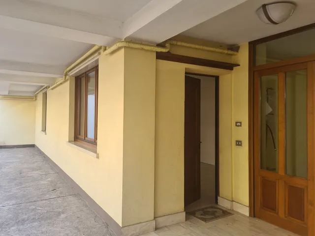 Kiadó kereskedelmi és ipari ingatlan Szentendre, Kossuth Lajos utca 34 nm