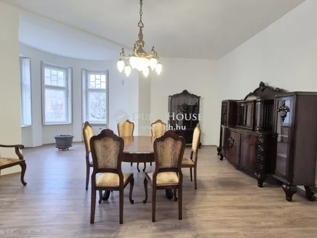 Eladó ház Kecskemét, Villanegyed 330 nm