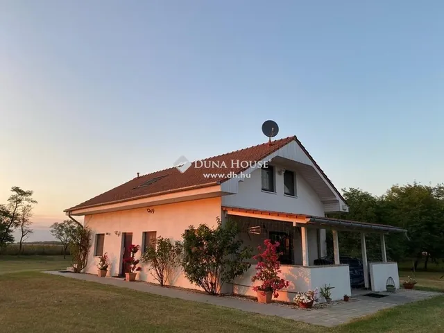 Eladó ház Tiszakécske 375 nm
