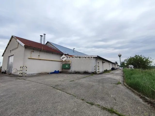 Eladó kereskedelmi és ipari ingatlan Martonvásár 3000 nm