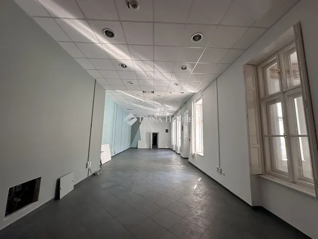 Kiadó kereskedelmi és ipari ingatlan Szeged 550 nm