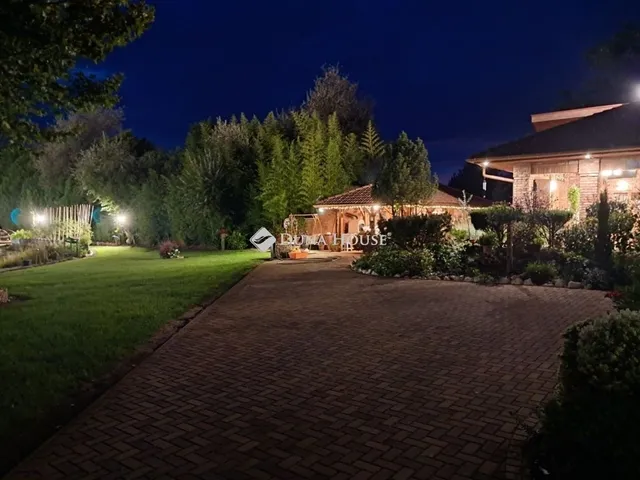 Eladó ház Kecskemét, Máriahegy 300 nm