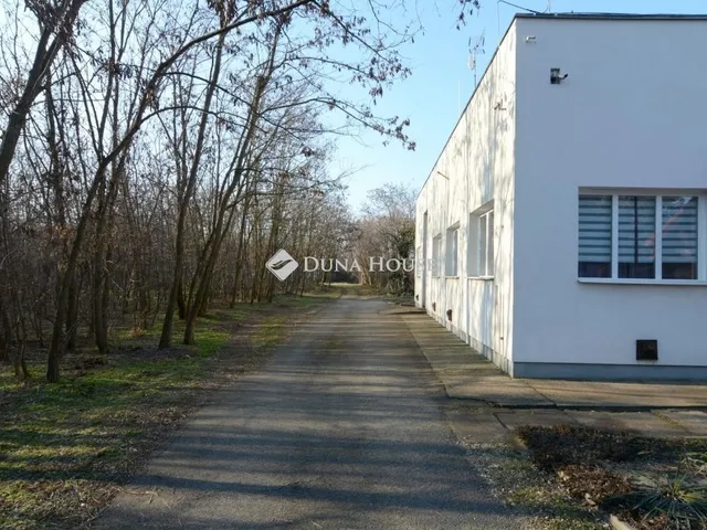 Eladó kereskedelmi és ipari ingatlan Kecskemét 750 nm