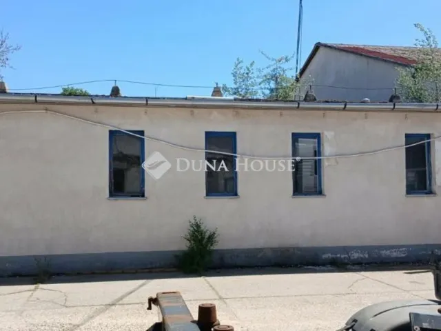 Kiadó kereskedelmi és ipari ingatlan Kecskemét 120 nm