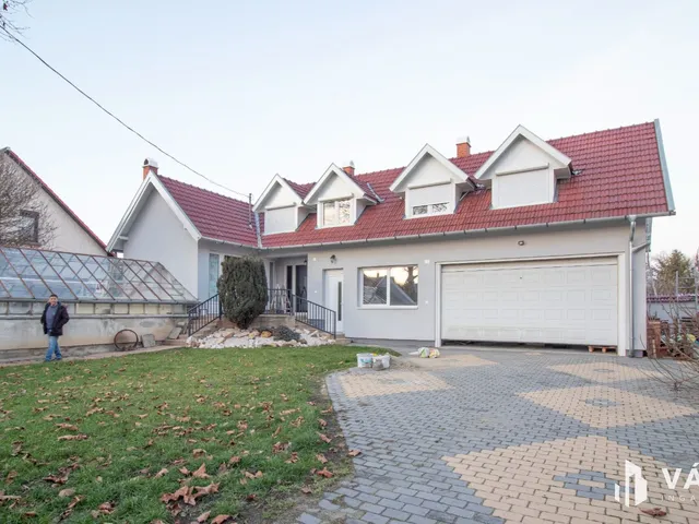 Eladó ház Békéscsaba, Áchim András-lakótelep 123 nm