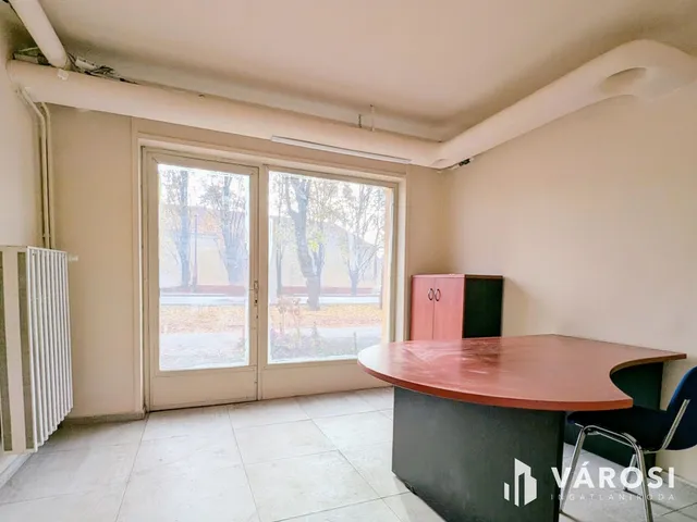 Eladó kereskedelmi és ipari ingatlan Békéscsaba, Belváros 35 nm