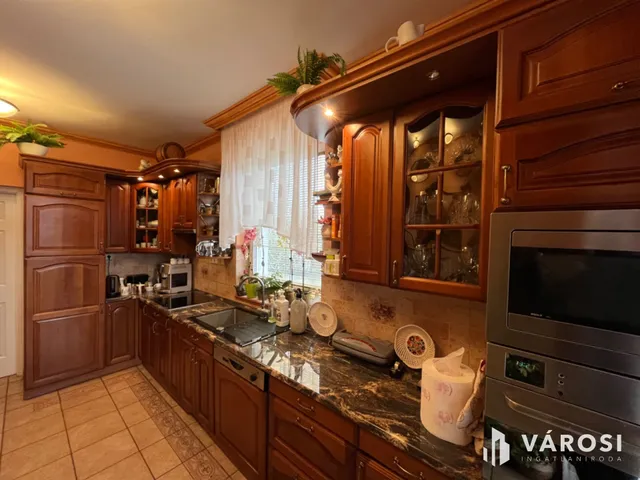 Eladó ház Debrecen, Kondoros 240 nm