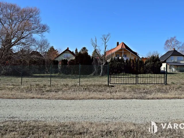 Eladó telek Balatonkeresztúr 662 nm