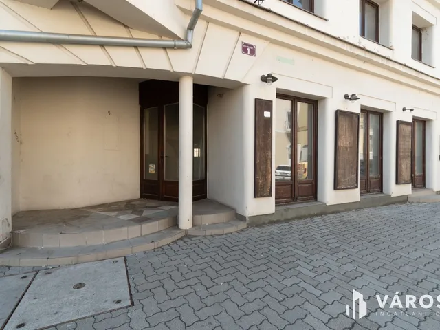 Eladó kereskedelmi és ipari ingatlan Siófok, Belváros 591 nm