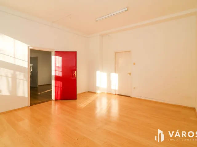 Eladó kereskedelmi és ipari ingatlan Békéscsaba, Belváros 48 nm