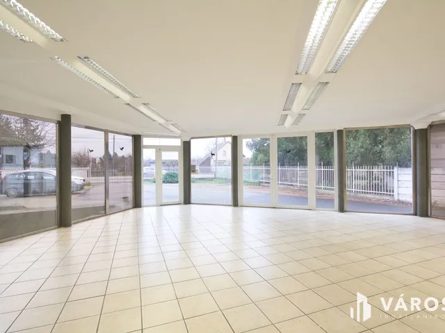 Kiadó kereskedelmi és ipari ingatlan Békéscsaba, Dobozi úti kertek 130 nm