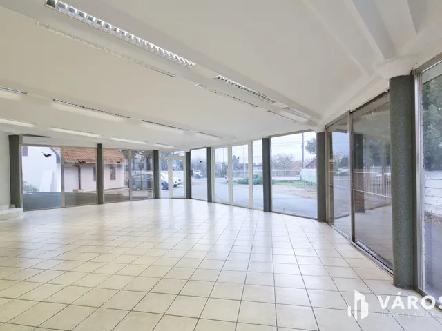 Kiadó kereskedelmi és ipari ingatlan Békéscsaba, Dobozi úti kertek 130 nm