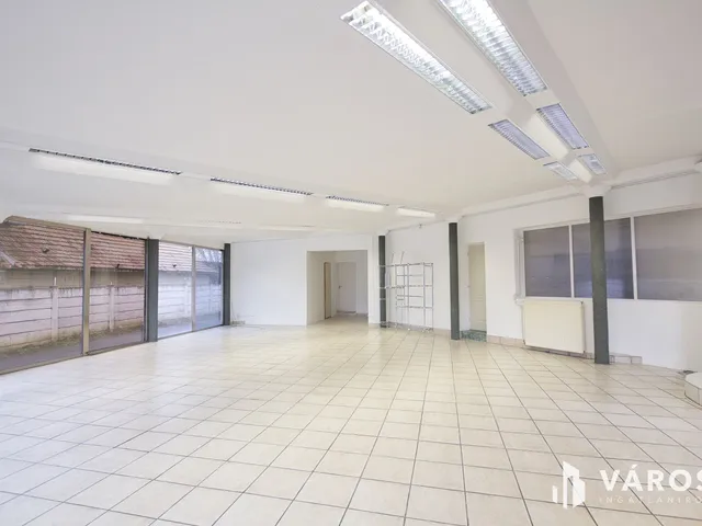 Kiadó kereskedelmi és ipari ingatlan Békéscsaba, Dobozi úti kertek 130 nm