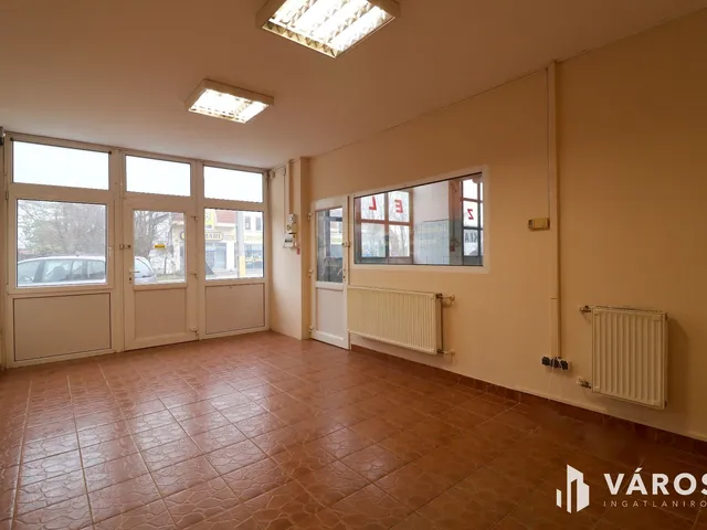 Kiadó kereskedelmi és ipari ingatlan Hódmezővásárhely 170 nm